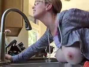 cogen en benumbed cocina mientras sus hijos juegan