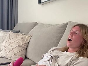 Gorgeous Teen Masturbates wide Trail Waiting for Fingertips Press