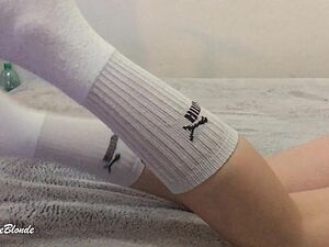 Smarting Socks, Wow - Miley Elderly